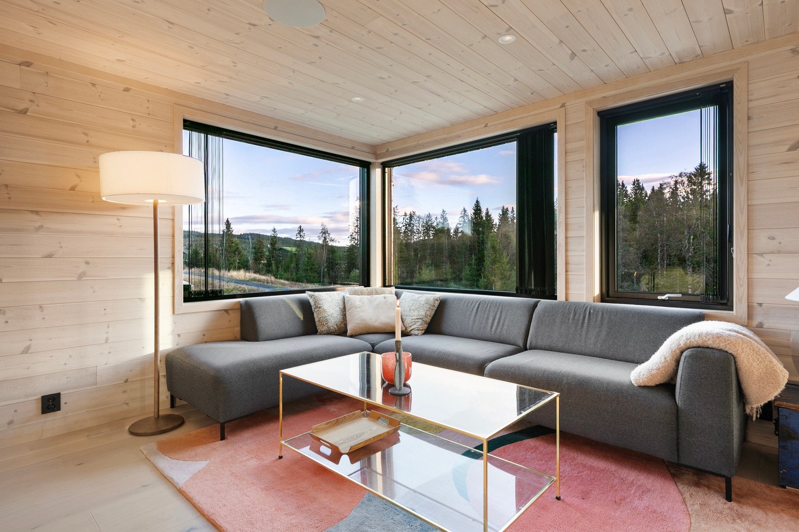 Her er det hvitpigmentert trepanel på vegger og i tak. Galleribilde