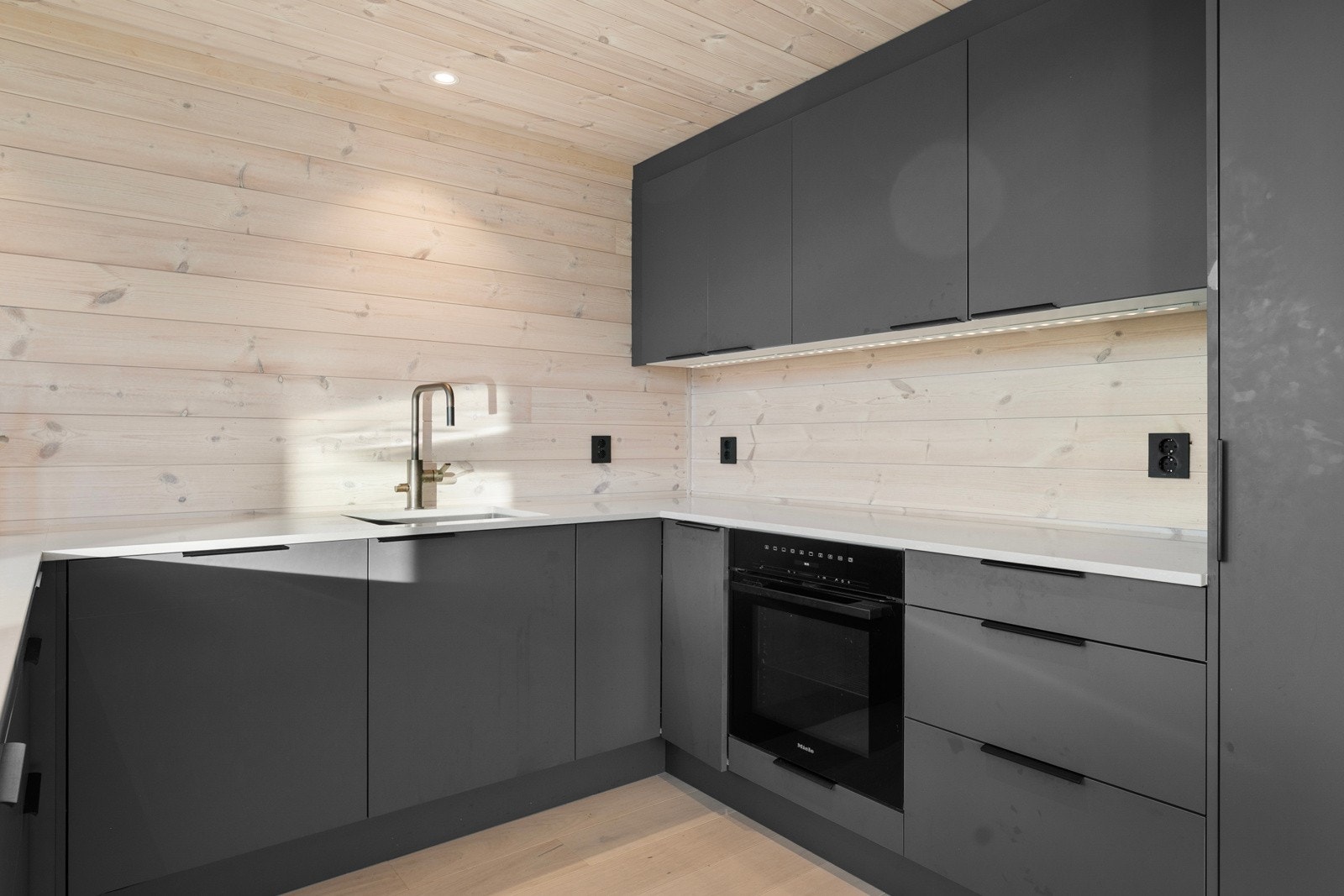 Innredningen består av glatte fronter og Silestone benkeplate. Galleribilde