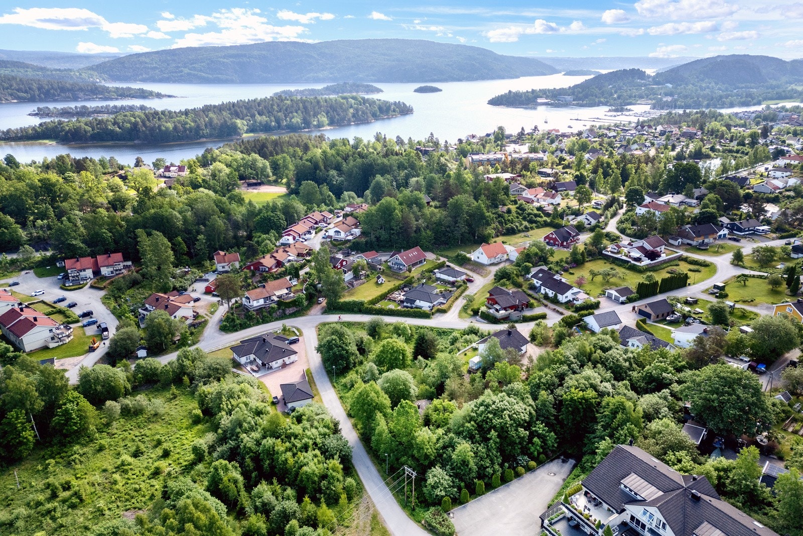 Eiendommen har en rolig og tilbaketrukken beliggenhet med gangavstand til Sætre sentrum. Galleribilde