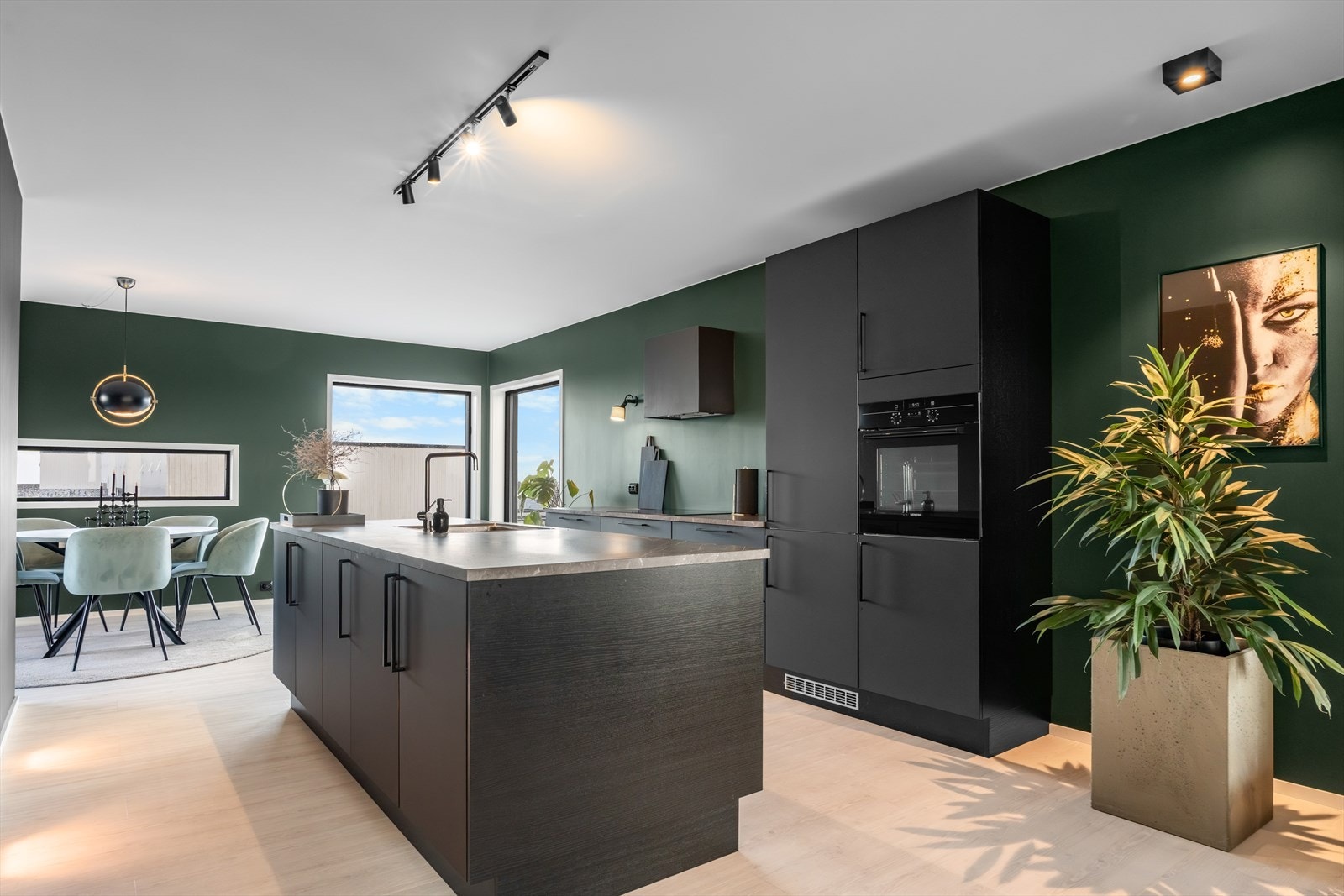 Stilig kjøkken fra HTH med stor kjøkkenøy. Integrerte hvitevarer samt god skap- og benkplass. Galleribilde