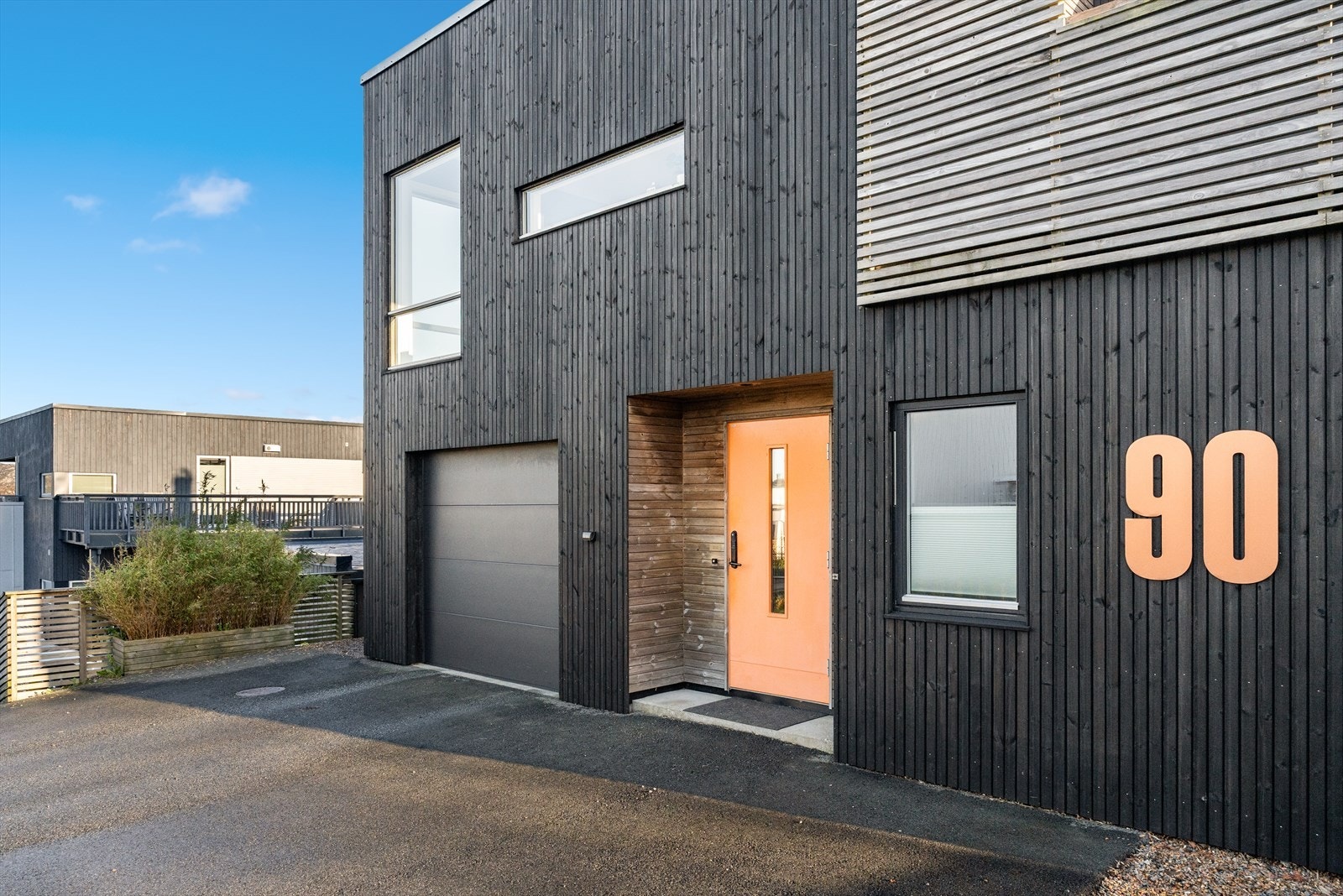 Boligen er innredet over 2 plan og inneholder bla. 3(4) soverom, 2 stuer og 2 bad. Galleribilde