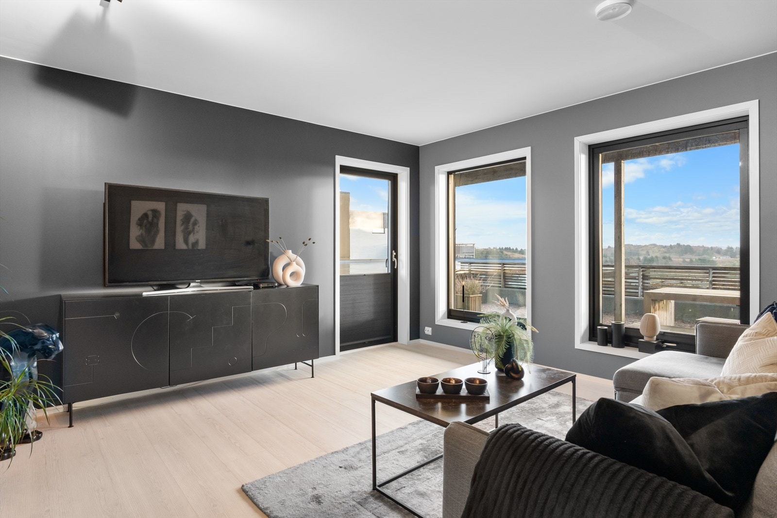 Kjellerstue (alternativt soverom) med utgang til terrasse/hage. Galleribilde