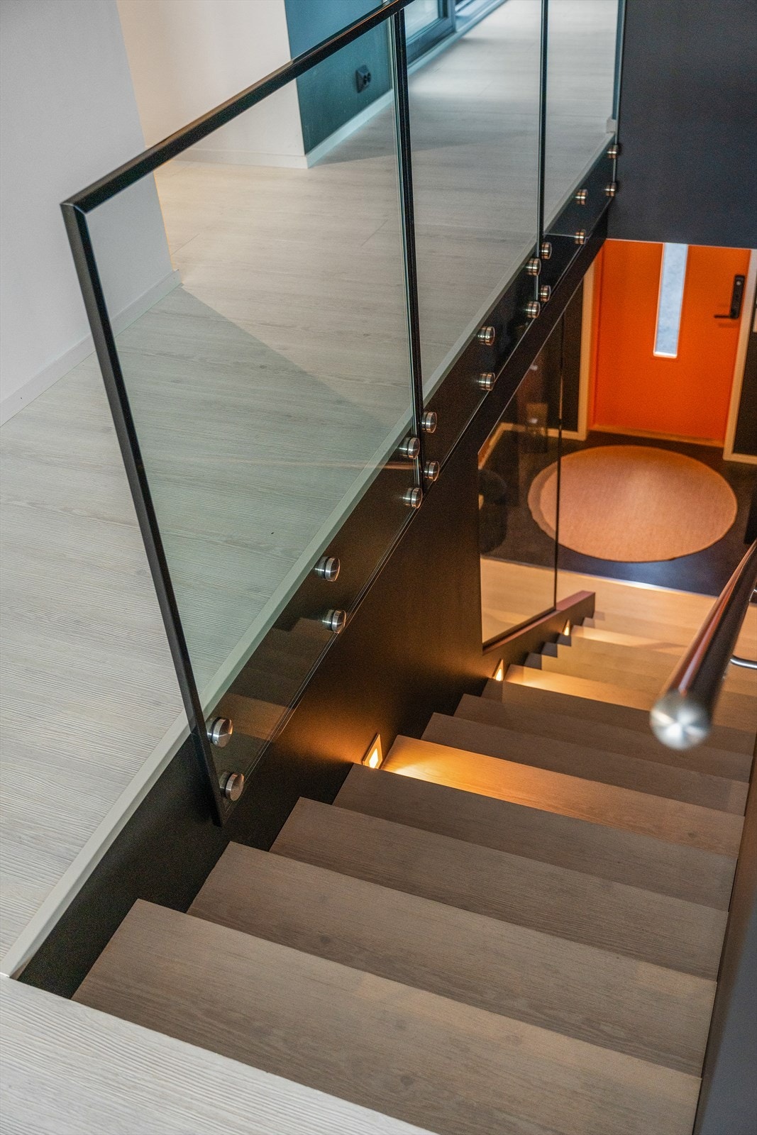 Lekker trapp med rekkverk i herdet glass. Galleribilde
