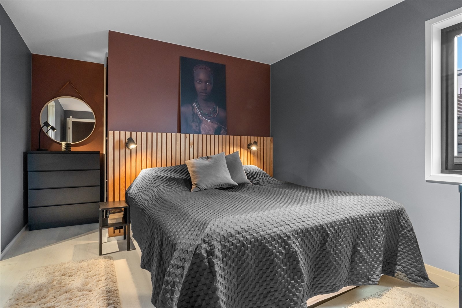 Grunnplan har 2 gode soverom (alt. 3 stk. iht. godkjente tegninger), samt kjellerstue og bad. Galleribilde