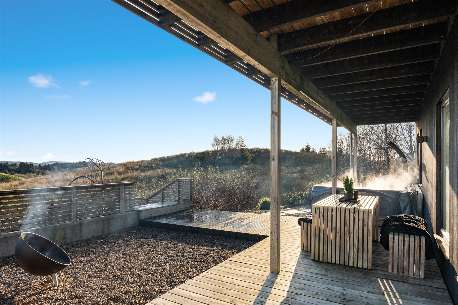 Utedusj og plass for jacuzzi i naturskjønne og skjermede omgivelser. Galleribilde