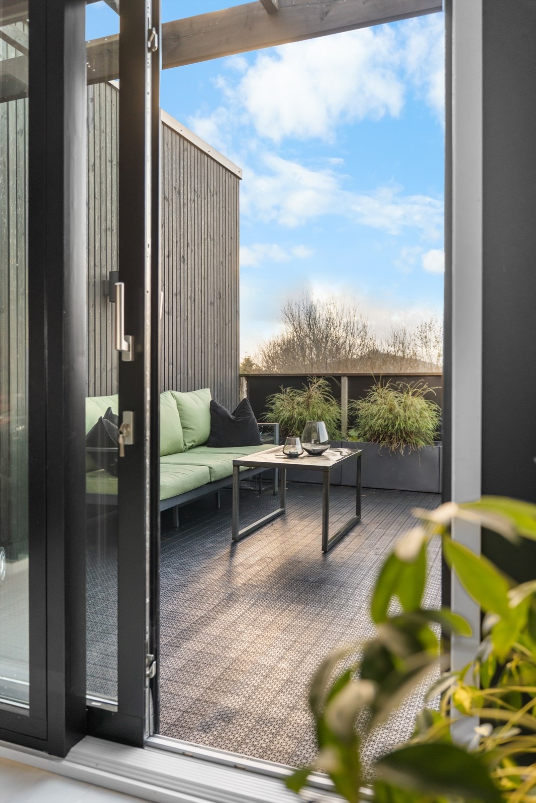 Utgang fra hovedplan til terrasser mot nord, sør, øst og vest med sol fra morgen til kveld. Galleribilde