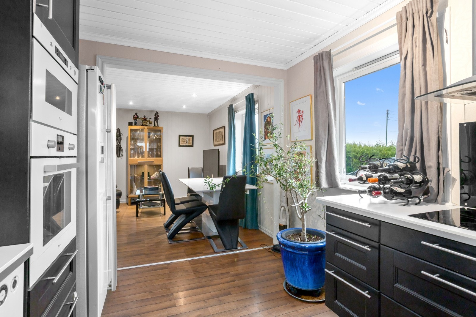 Den åpne løsningen gir et sosialt allrom. Galleribilde