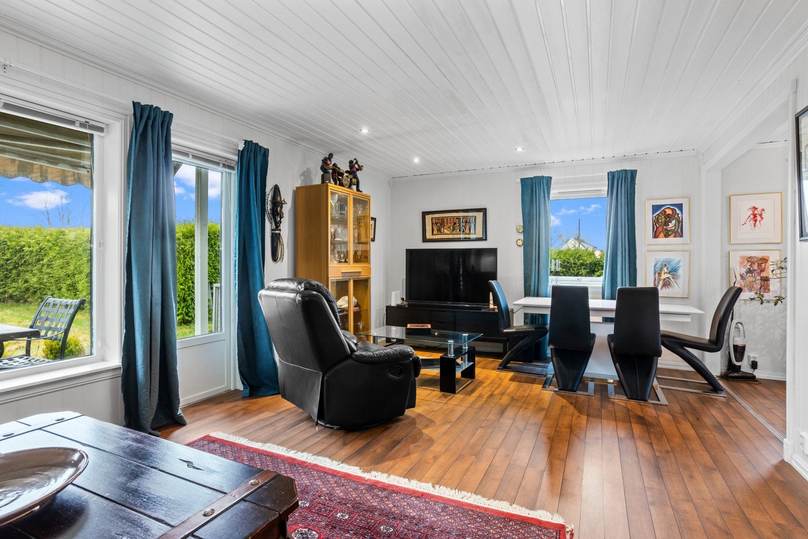 Det er god plass til sofagruppe og spisebord i hver sin sone. Galleribilde