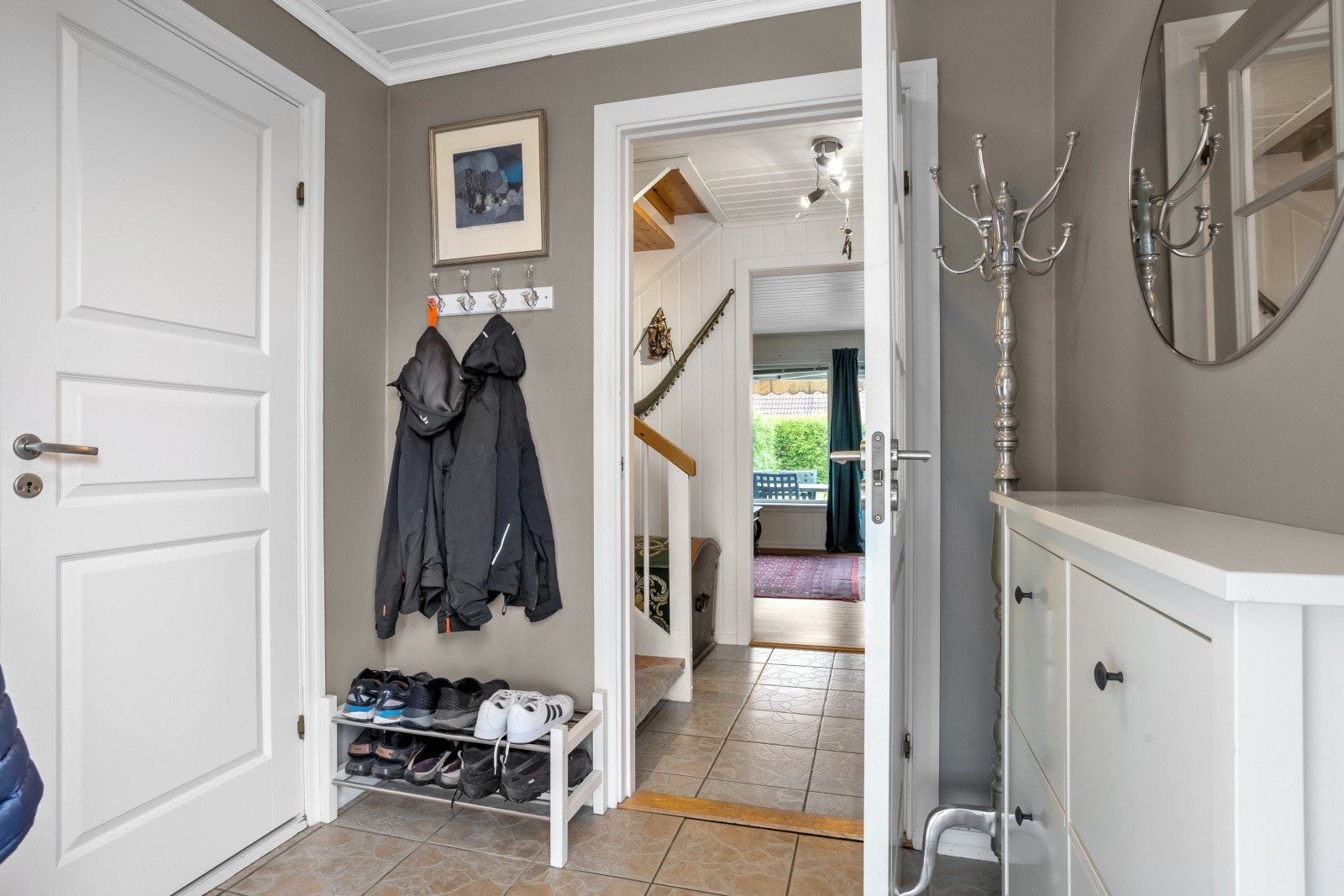 Det er god plass til å henge fra seg yttertøyet og sette fra seg skoene. Galleribilde