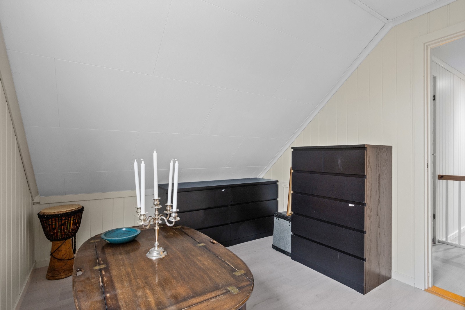 Det er laminat på alle gulvene og malte panel/flater. Galleribilde