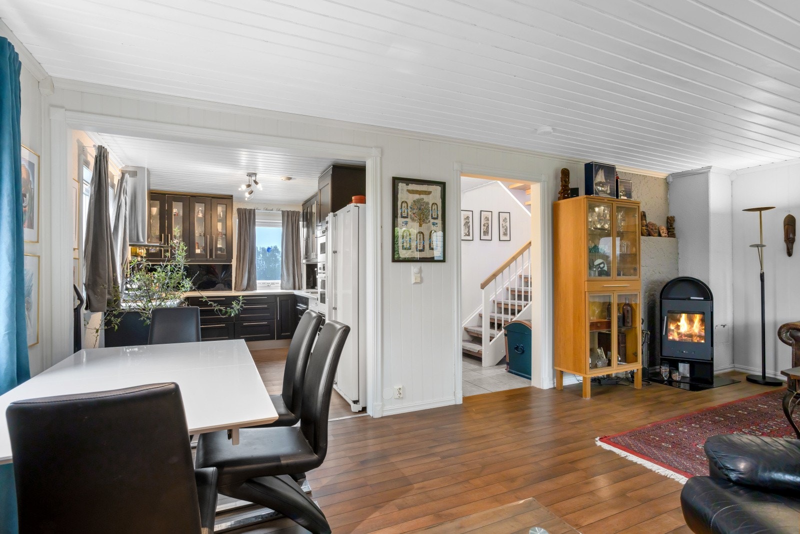 Romslig kjøkken med åpen løsning mot stue. Galleribilde