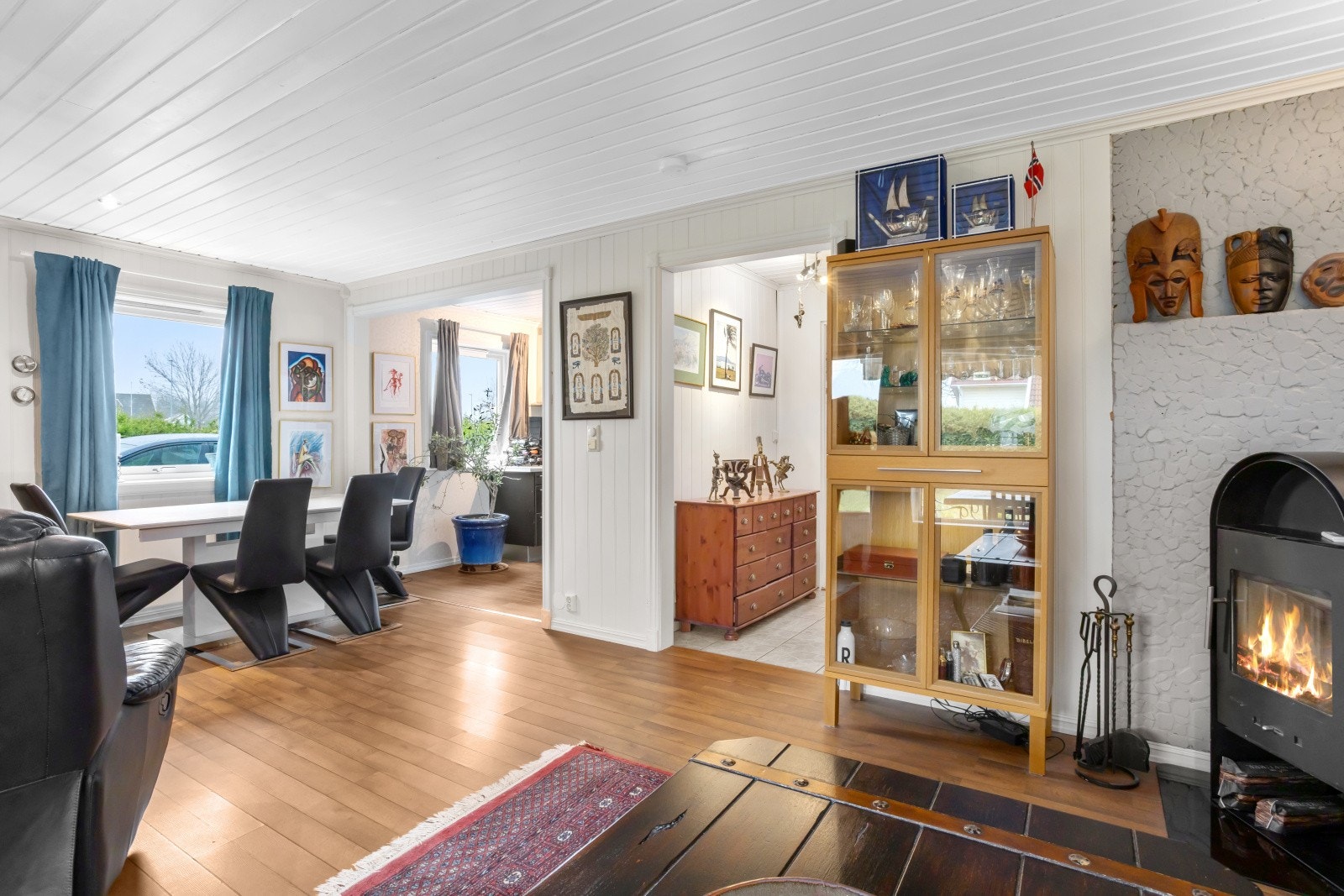 Det er peis i stuen, som gir både varme og hygge på de kaldeste dagene. Galleribilde