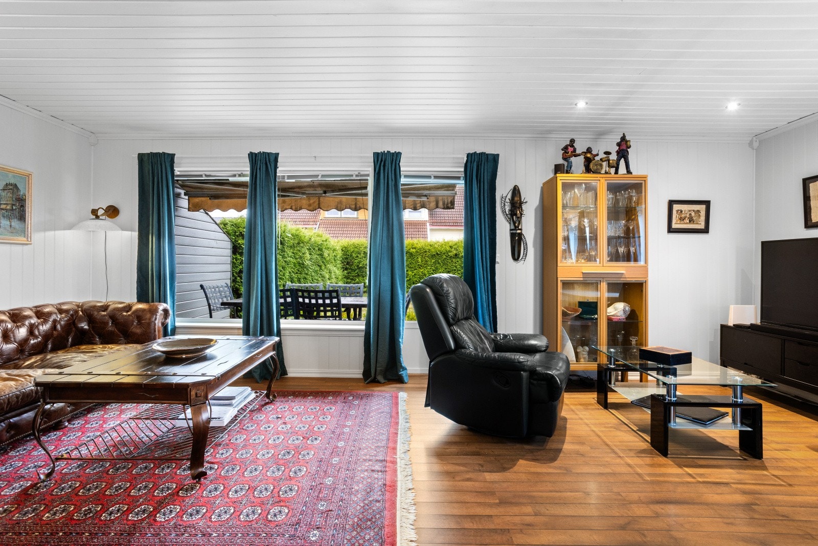 Boligen har en romslig stue med flere møbleringsmuligheter. Galleribilde