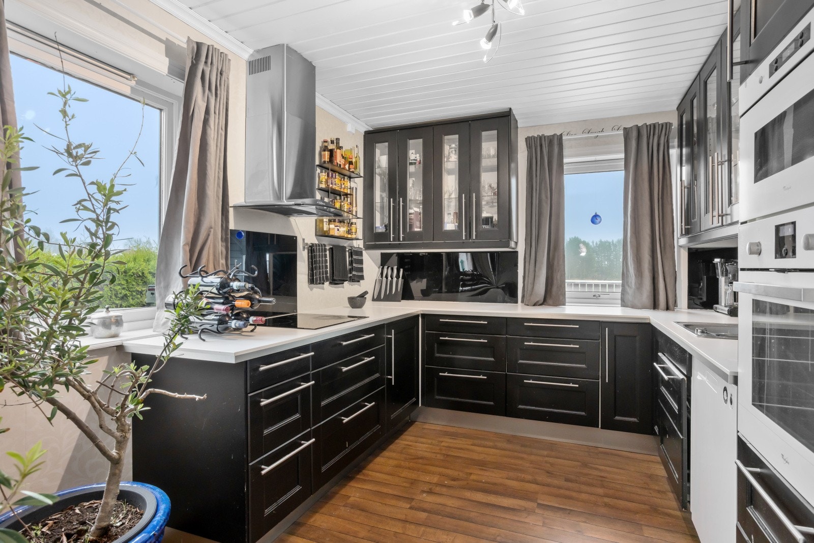 Kjøkkenet har innredning med mørke profilerte fronter og laminat benkeplate. Av hvitevarer er det kjøl/fryseskap, oppvaskmaskin, induksjonstopp, mikrobølgeovn og stekeovn. Galleribilde