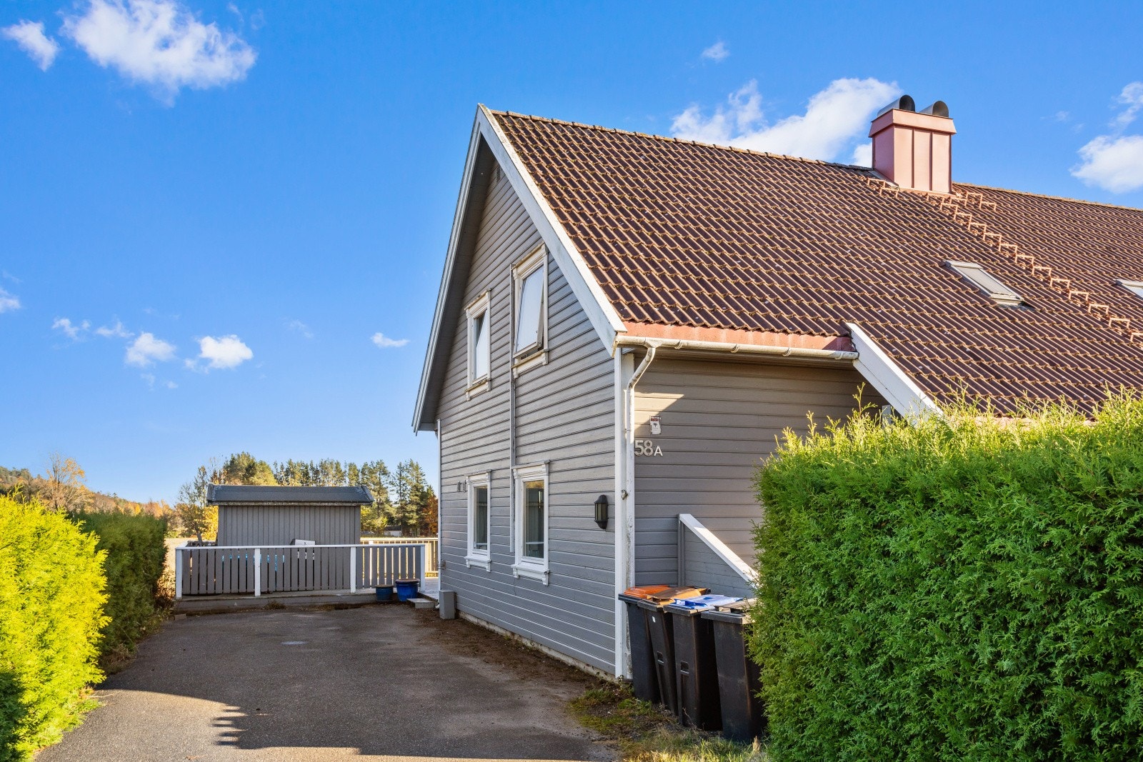 Det er også en frittstående utebod og bod ved inngangspartiet. Galleribilde