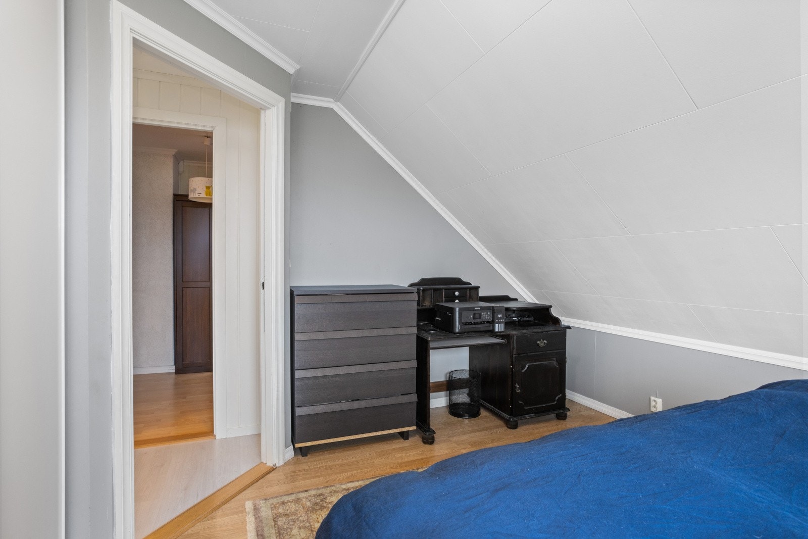 Alle soverommene er av god størrelse med plass til seng, garderobeskap og annet ønsket møblement. Galleribilde