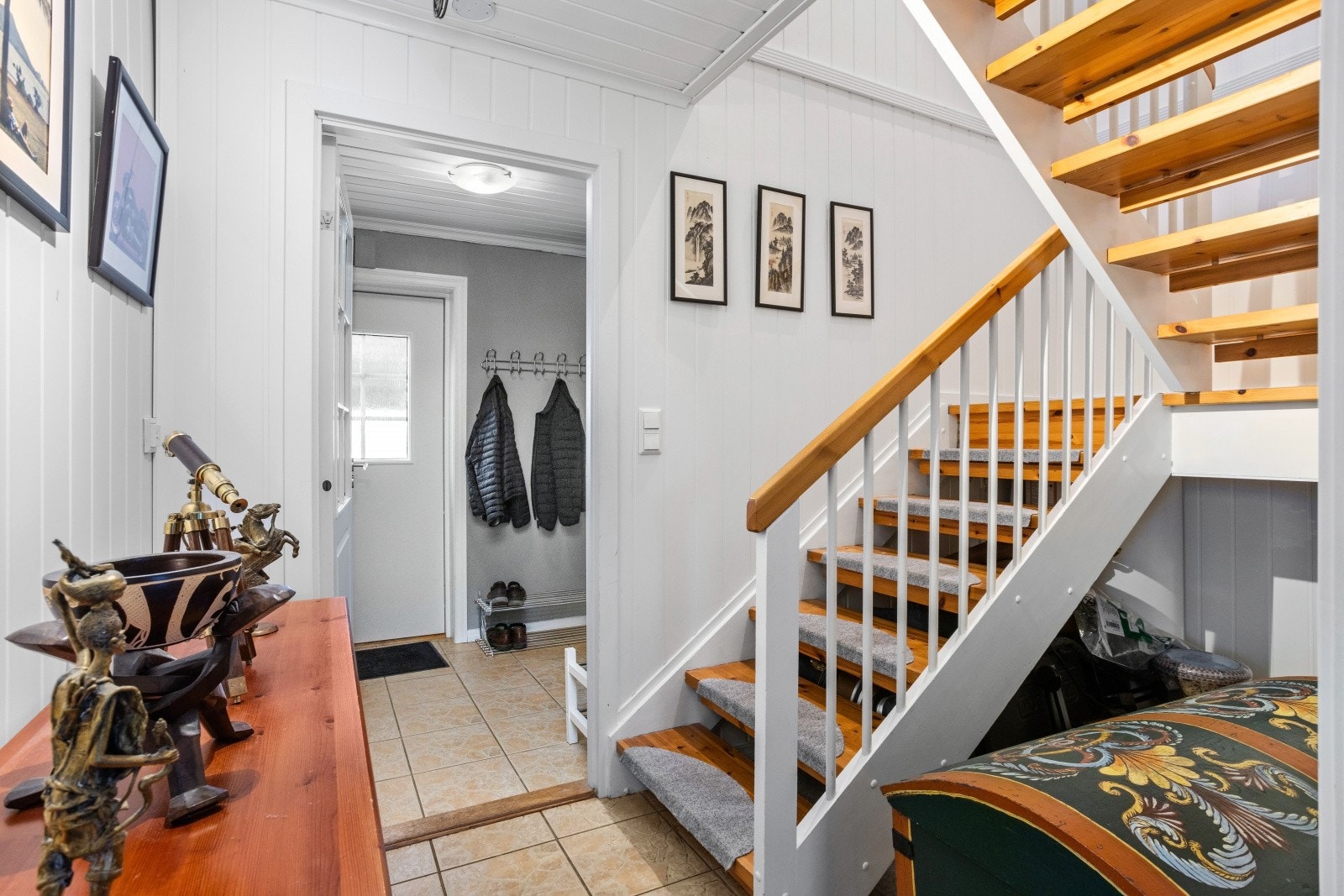 Det er også noe lagringsplass under trappen. Fra entreen er det direkte inngang til vaskerommet. Galleribilde