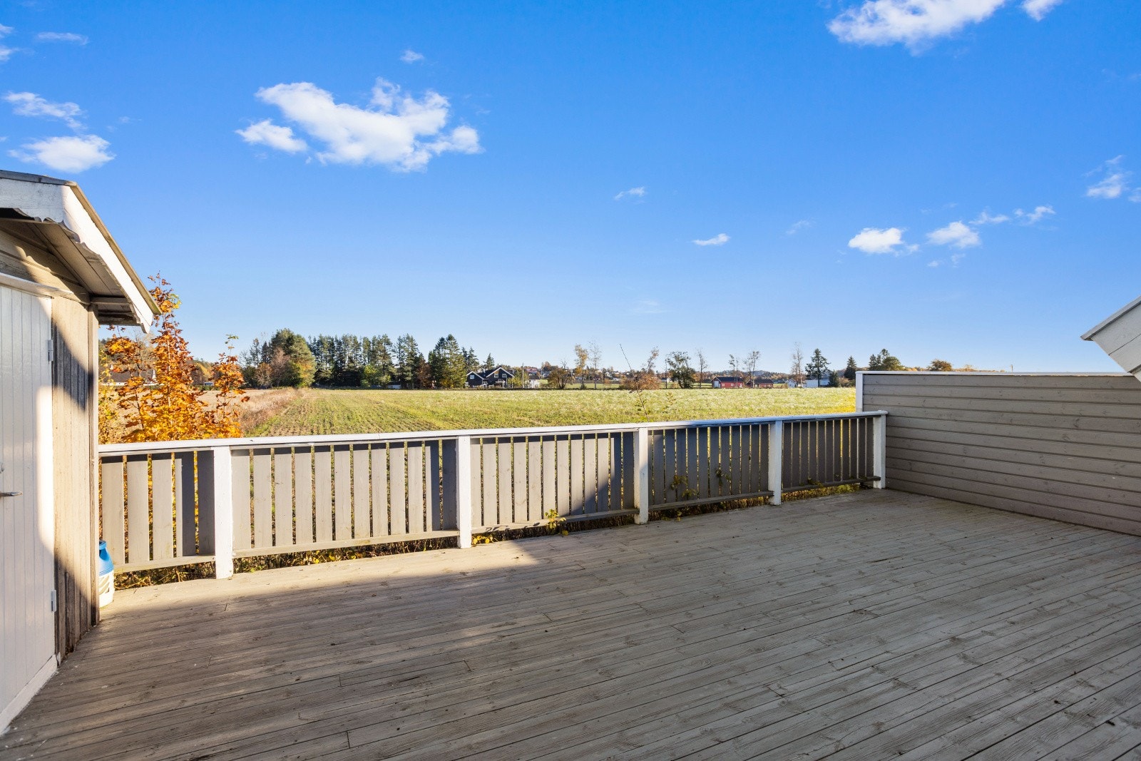 På terrassen ved inngangspartiet er det flott utsyn utover jordene. Galleribilde