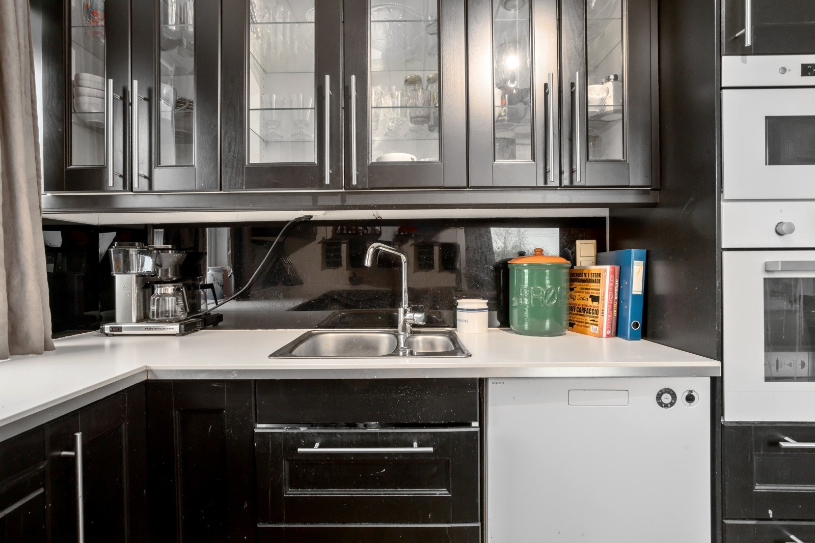 Alle hvitevarene medfølger boligen. På kjøkkenet er det godt med både skap- og benkeplass. Det er montert kjøkkenventilator med avtrekk ut. Galleribilde