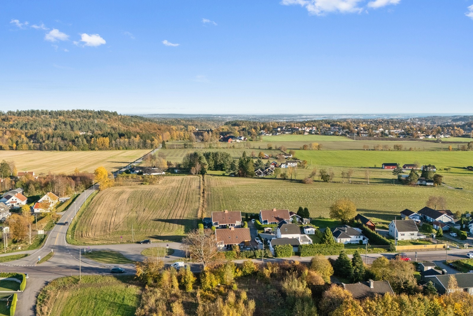 Her bor du i et trivelig nabolag med hyggelige grøntområder rett utenfor døren - perfekt for både barnefamilier, par og enslige. Galleribilde