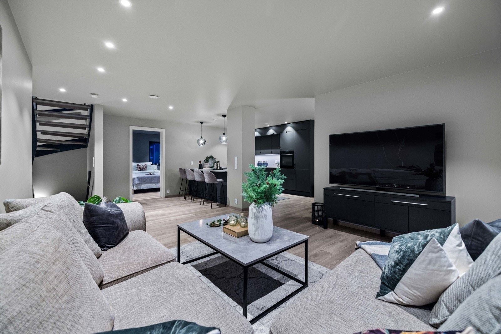 Lettmøblert med naturlige soner. Galleribilde