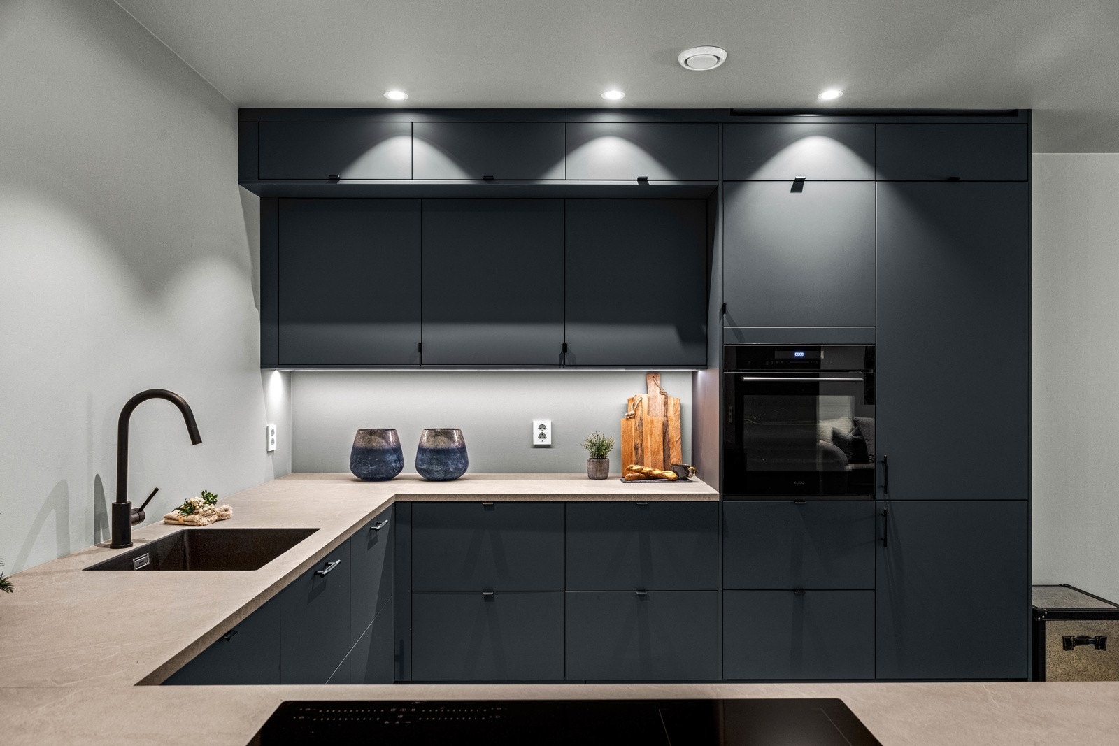 Toppmoderne kjøkken fra Epoq med god lagringsplass og stor benkeflate for matlagingen. Galleribilde