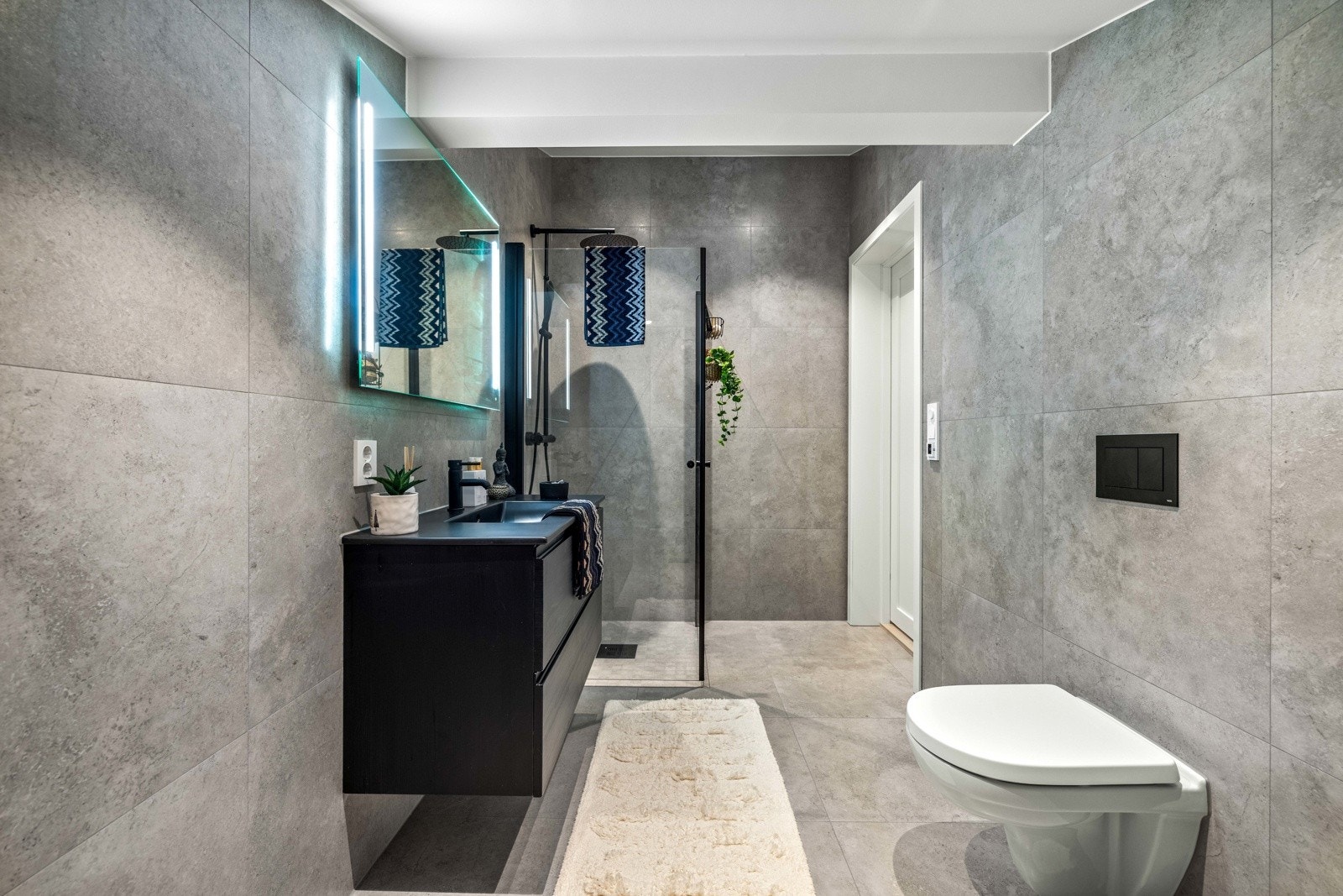 Badet ligger praktisk plassert til soverommet i etasjen. Galleribilde