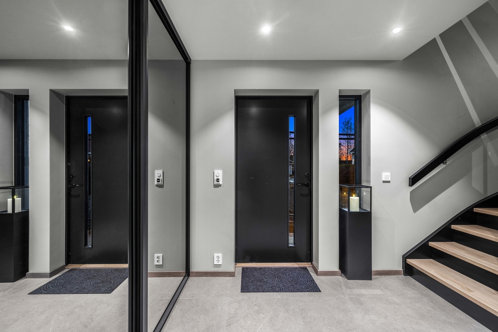 Entreen har flislagt gulv med varmekabler. Galleribilde