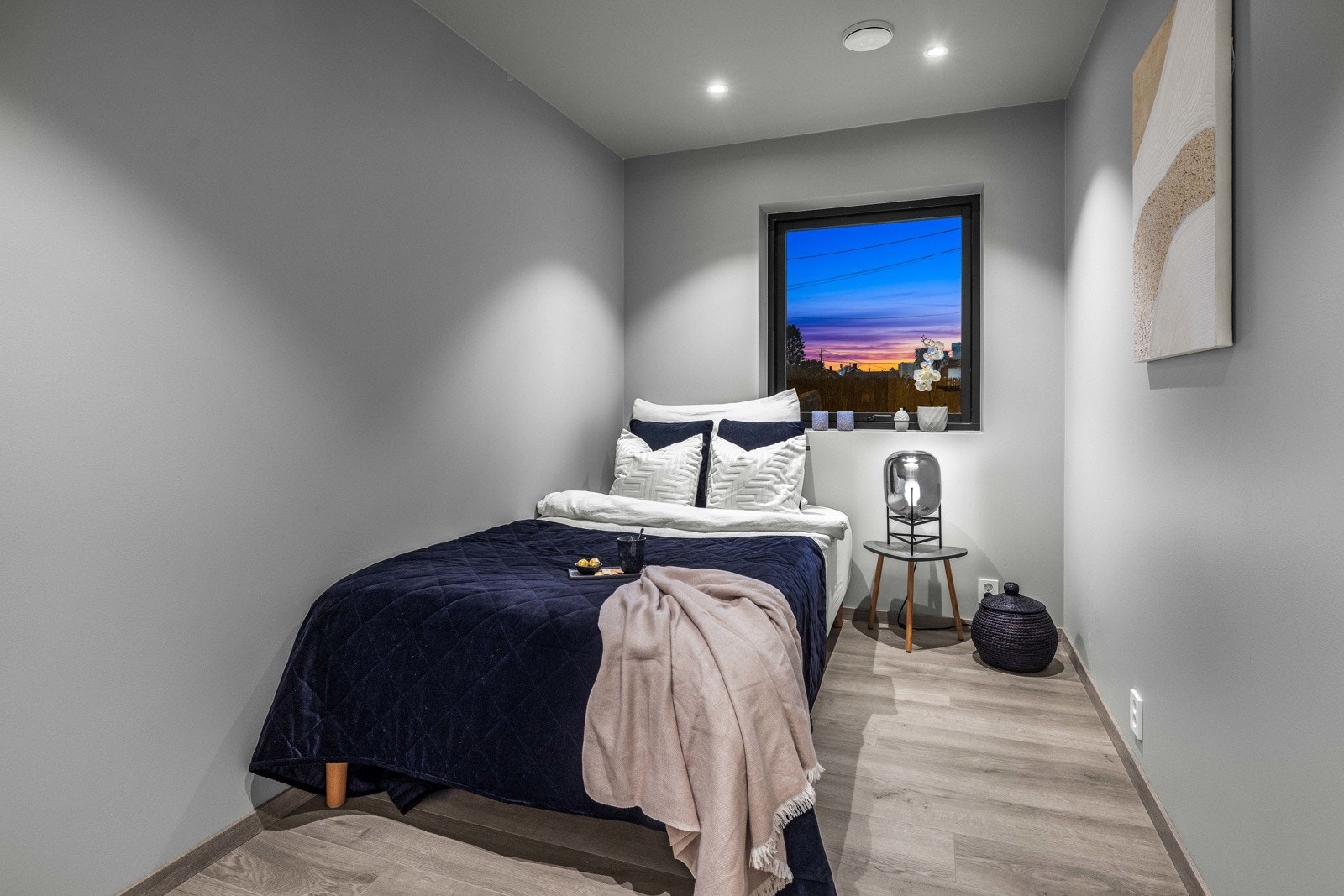 Ett av to soverom i 1. etasje. Galleribilde