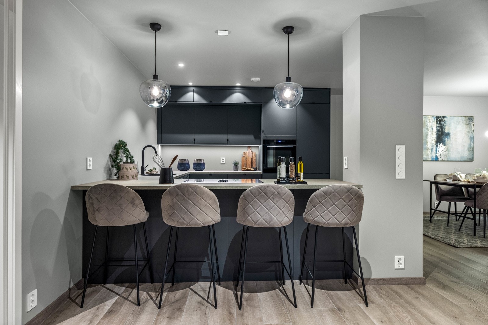 Praktisk spiseplass tilknyttet kjøkkenet, i tillegg til langbordet som kan plasseres ved vinduet. Galleribilde