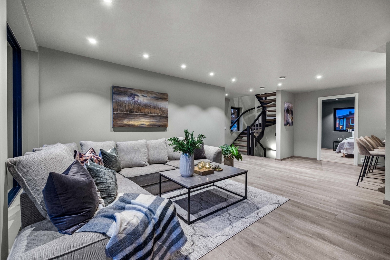 Gjennomgående moderne standard med enstavs eikeparkett og downlightsbelysning. Galleribilde