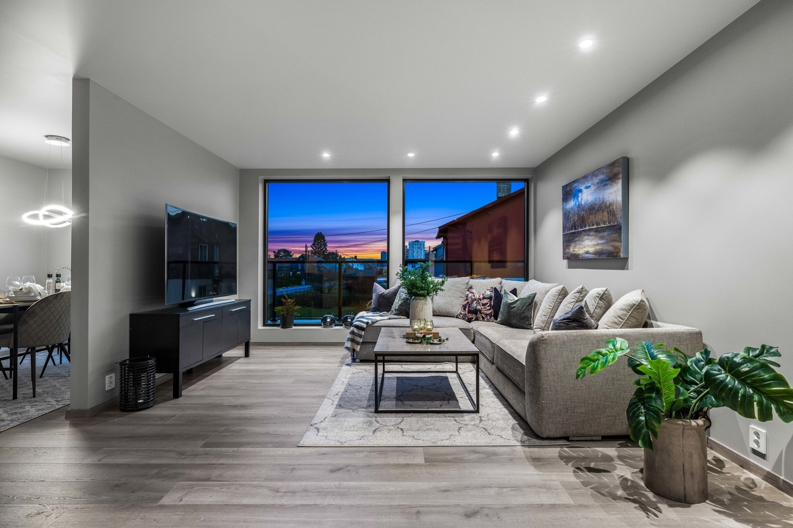 I 2. etasje ligger et lyst og luftig allrom med stue, spiseplass og kjøkken. Galleribilde