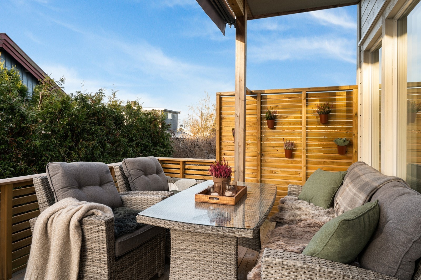 Den dels overbygde terrassen på 21 m² har god plass til en hyggelig sittegruppe. Galleribilde