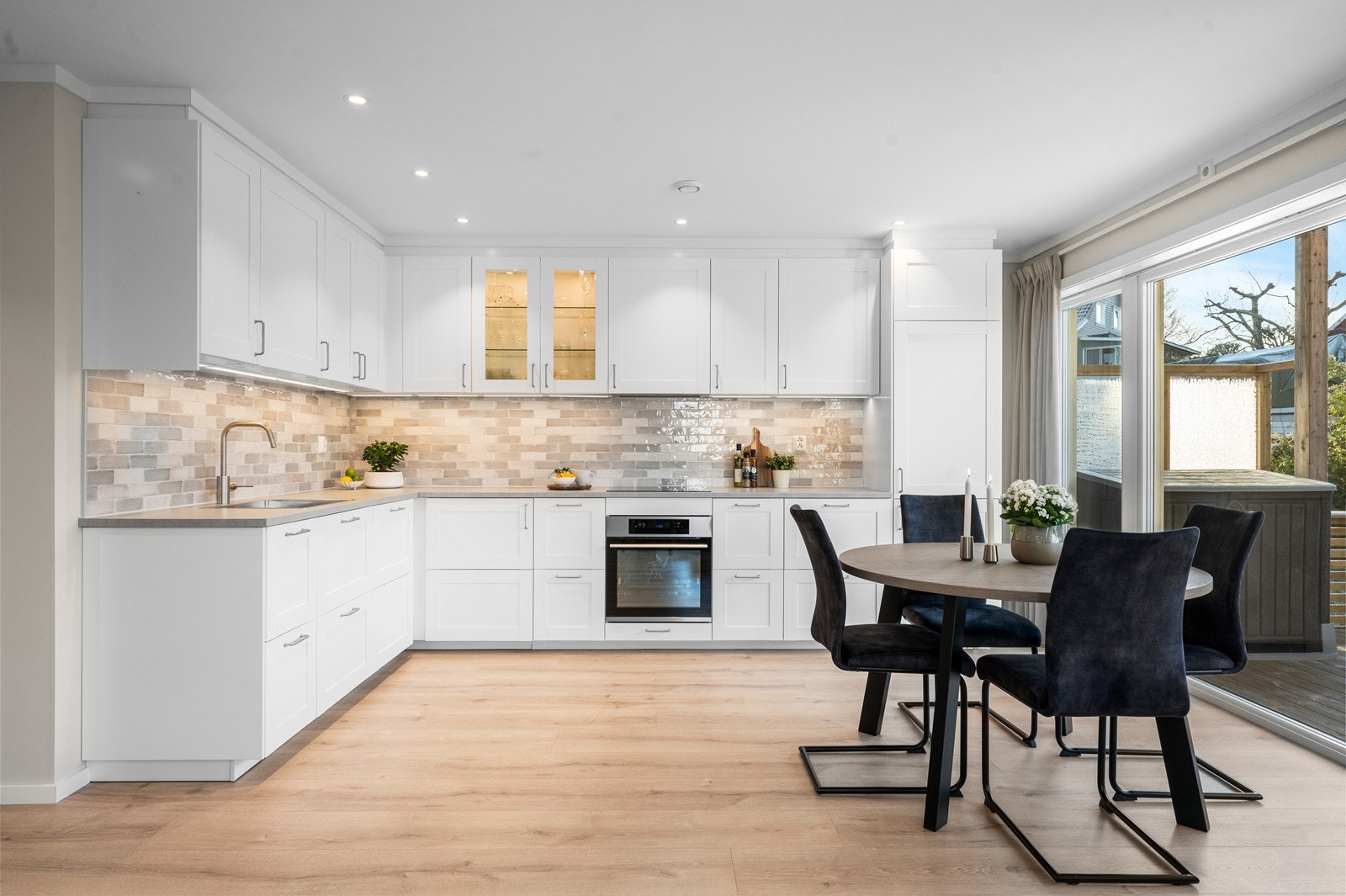 Moderne kjøkkeninnredning med profilerte fronter og rikelig med skap- og benkeplass. Galleribilde