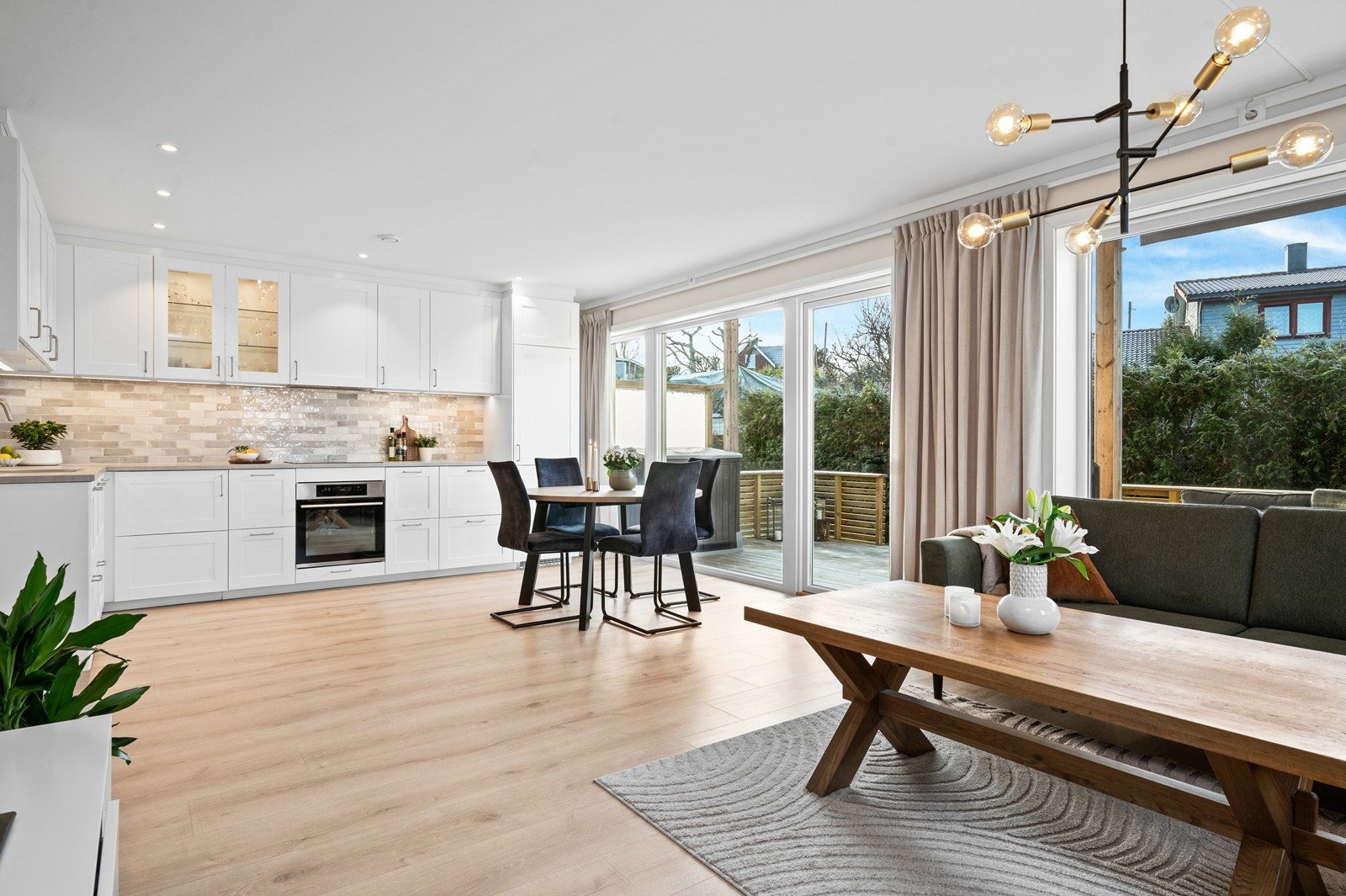 Leiligheten har en åpen og sosial planløsning mellom stue og kjøkken. Galleribilde