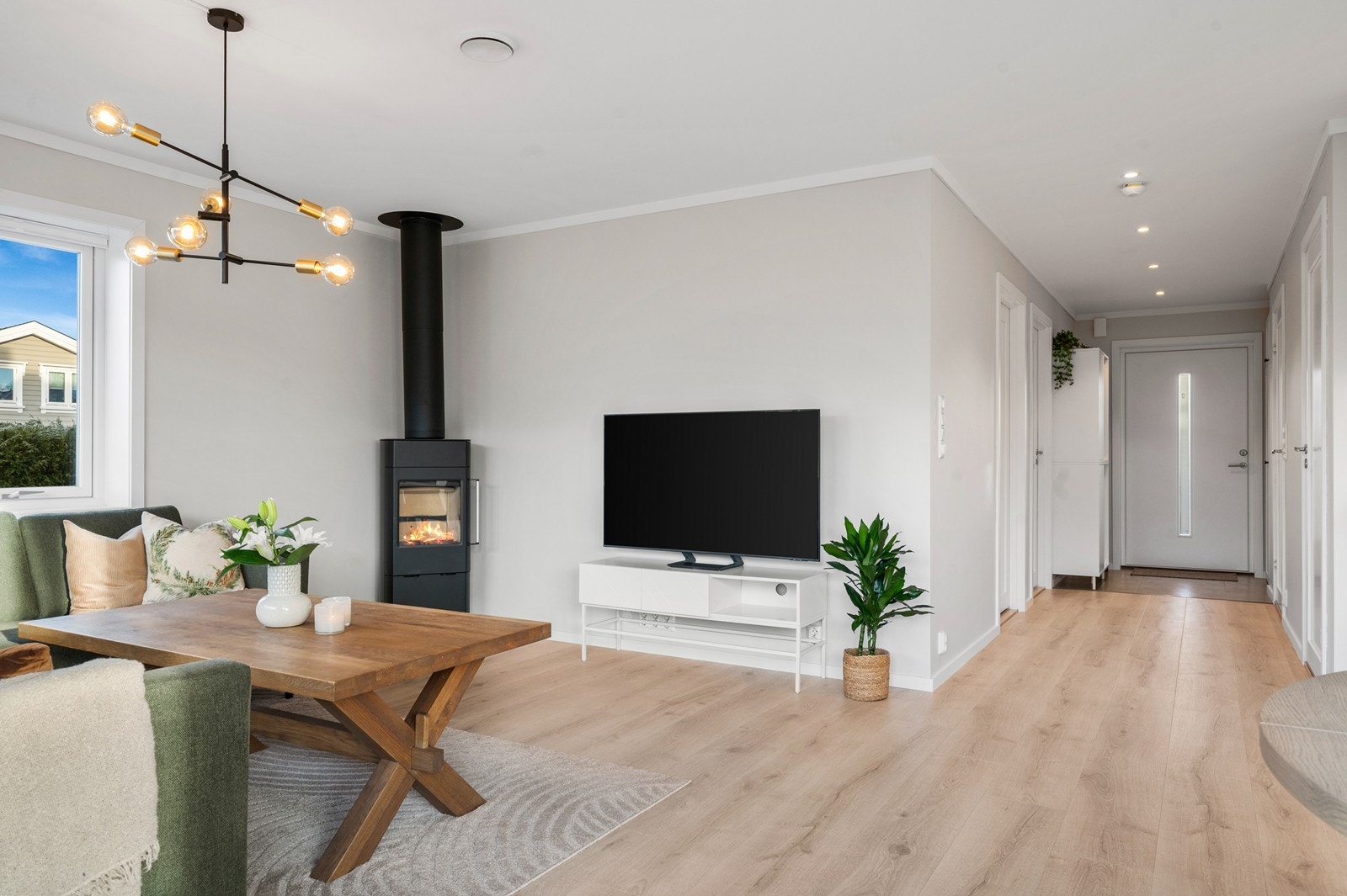 Stuen har gjennomgående laminatgulv og malte, slette vegger. Galleribilde