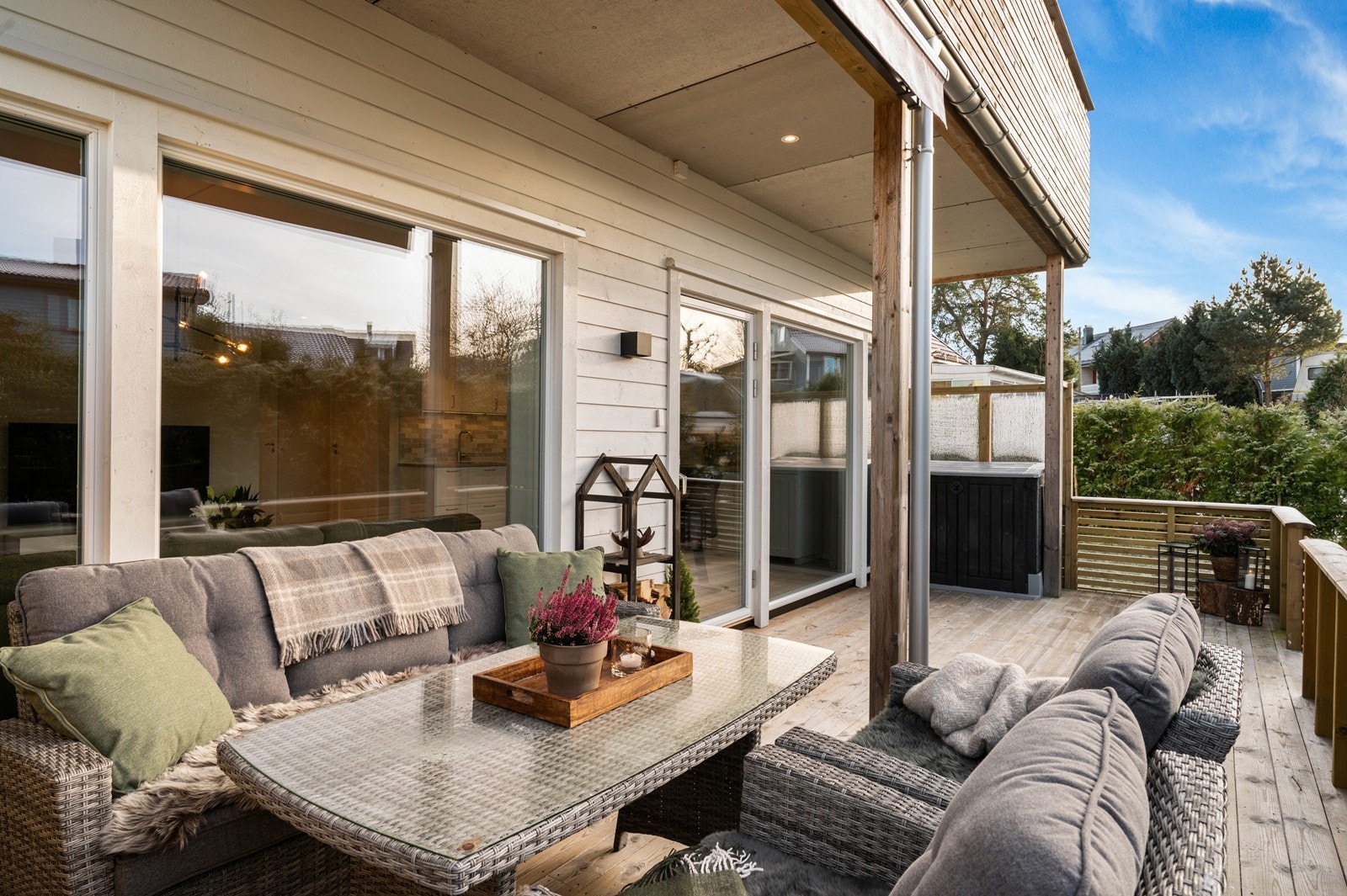 Fra stuen er det direkte utgang til den private uteplassen på marknivå. Galleribilde