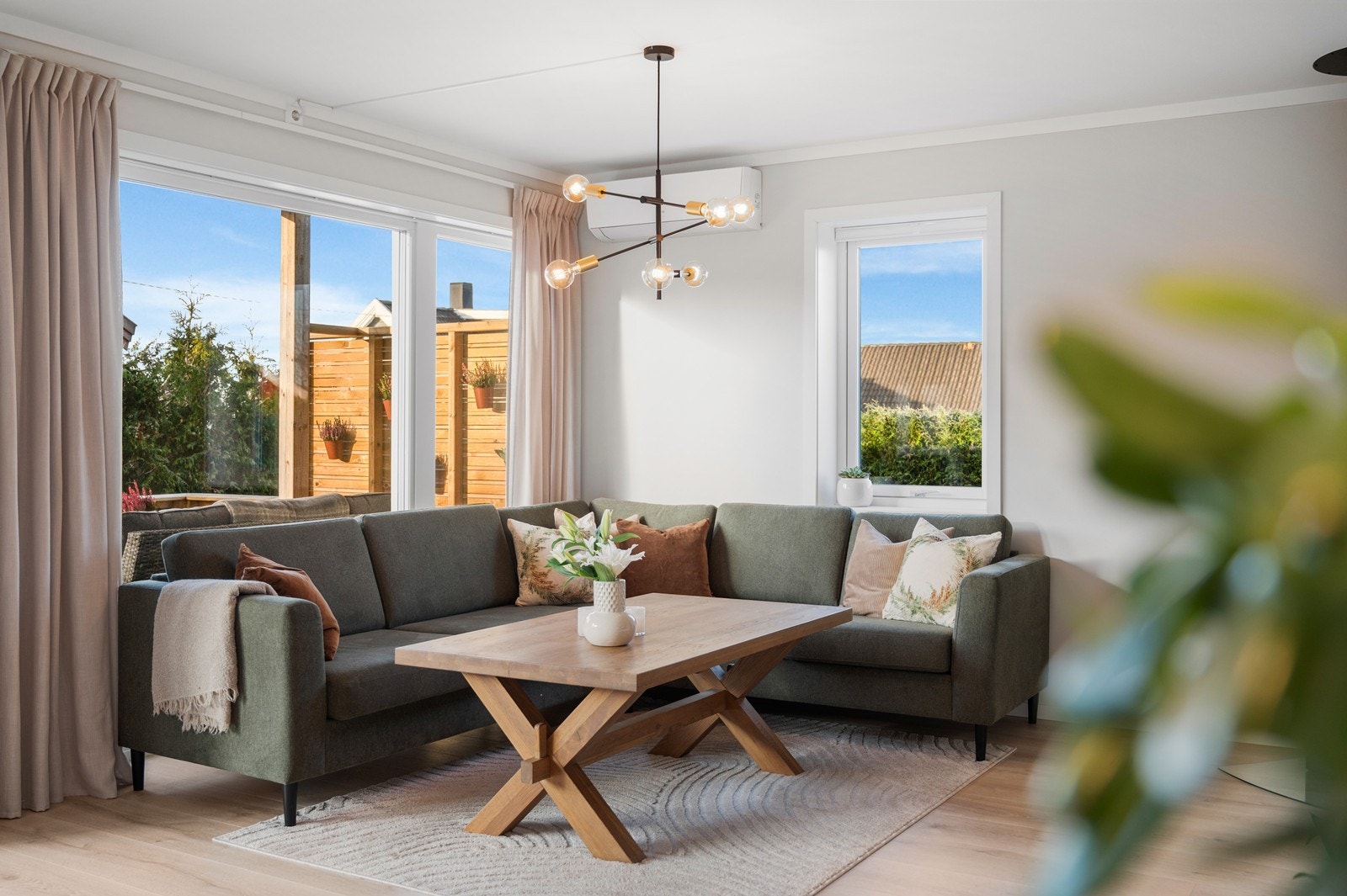 Store vindusflater med 3-lags glass gir godt med dagslys og binder rommet sammen med uteplassen. Galleribilde