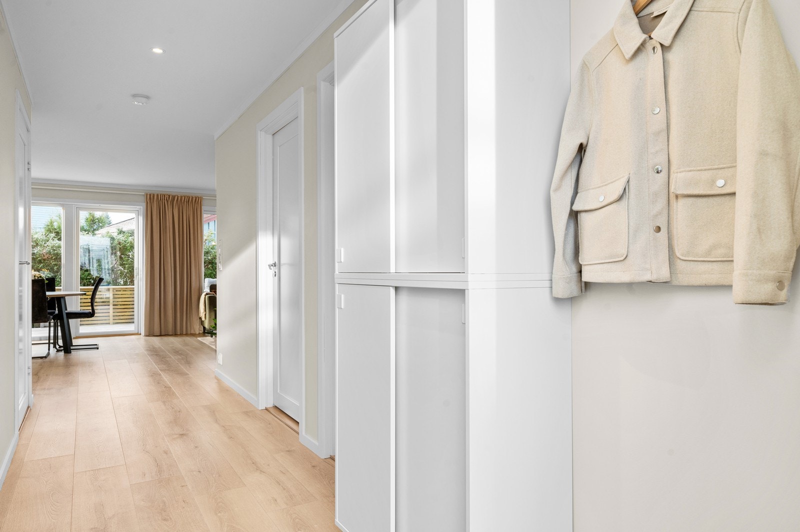 Fra entréen åpner boligen seg opp mot de sentrale oppholdsrommene. Galleribilde