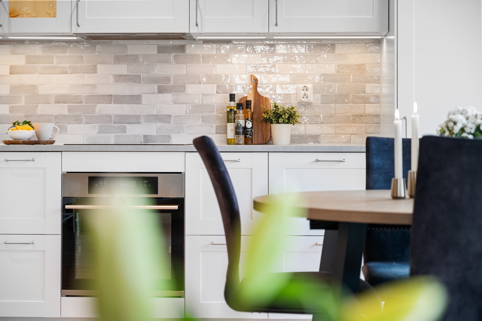 Kjøkkenventilator med avtrekk ut sikrer et godt inneklima under matlagingen. Galleribilde