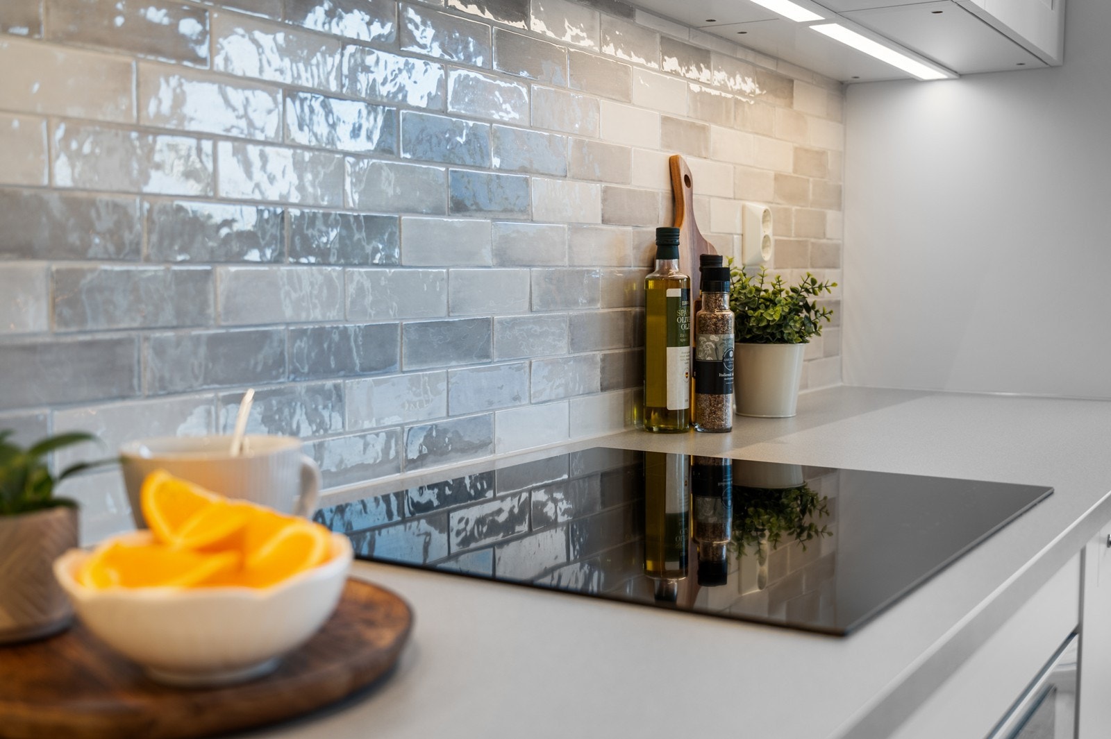 Kjøkkenet er utstyrt med integrerte hvitevarer, inkludert induksjonstopp. Galleribilde