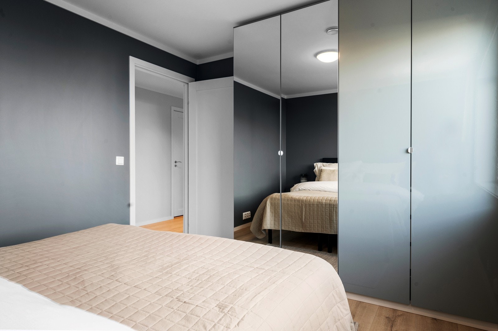 Rommet er utstyrt med en romslig garderobeløsning med speilfronter. Galleribilde