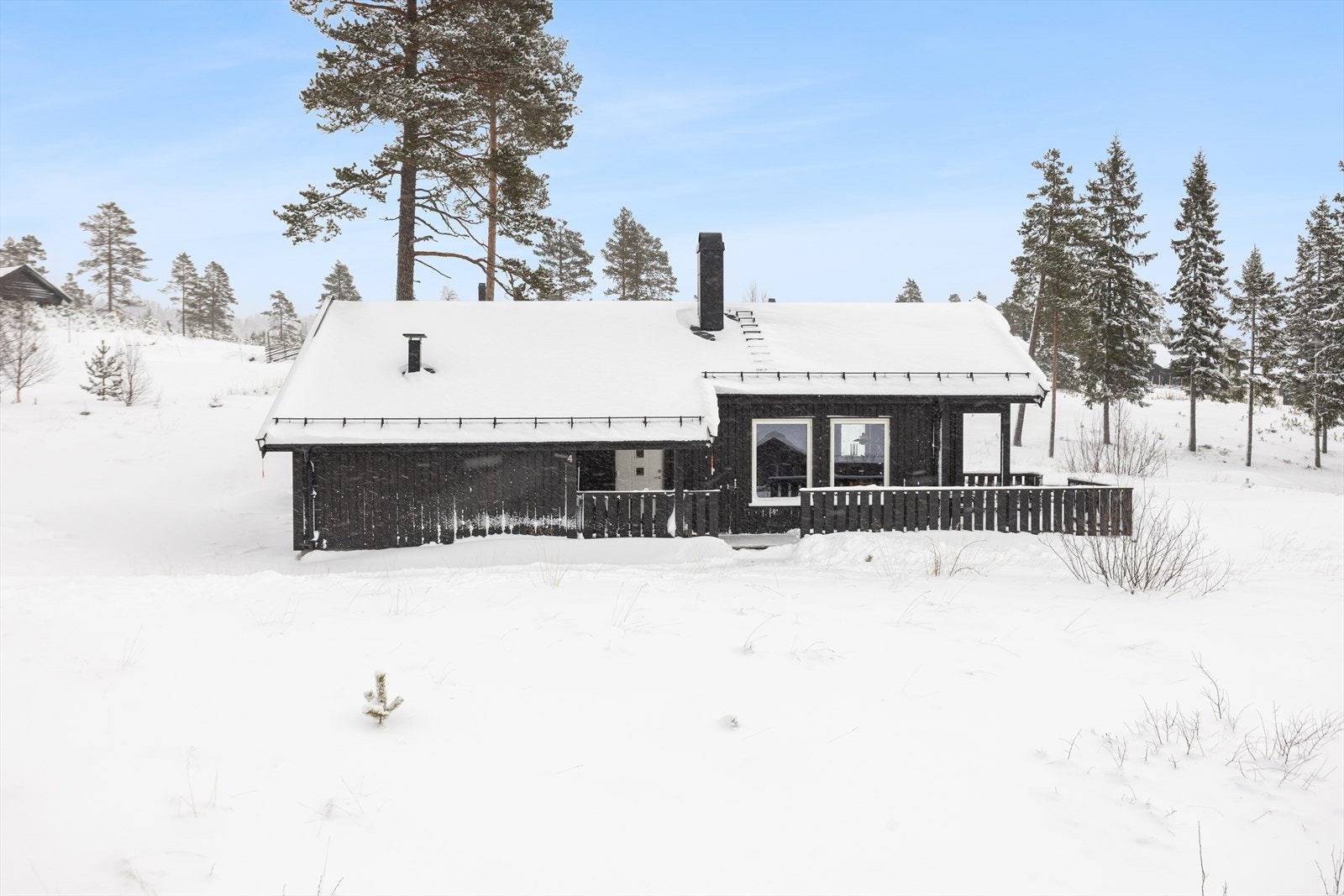 Hytta har en fin intern beliggenhet med kort avstand til flere flotte turmuligheter i umiddelbar nærhet. Skiløypa finner du kun 100 meter unna. Galleribilde