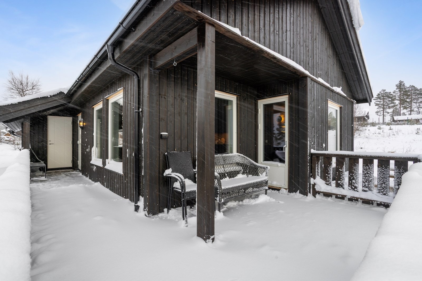 Terrassen med utgang fra kjøkken/stue er romslig med god plass til utemøblement. Galleribilde