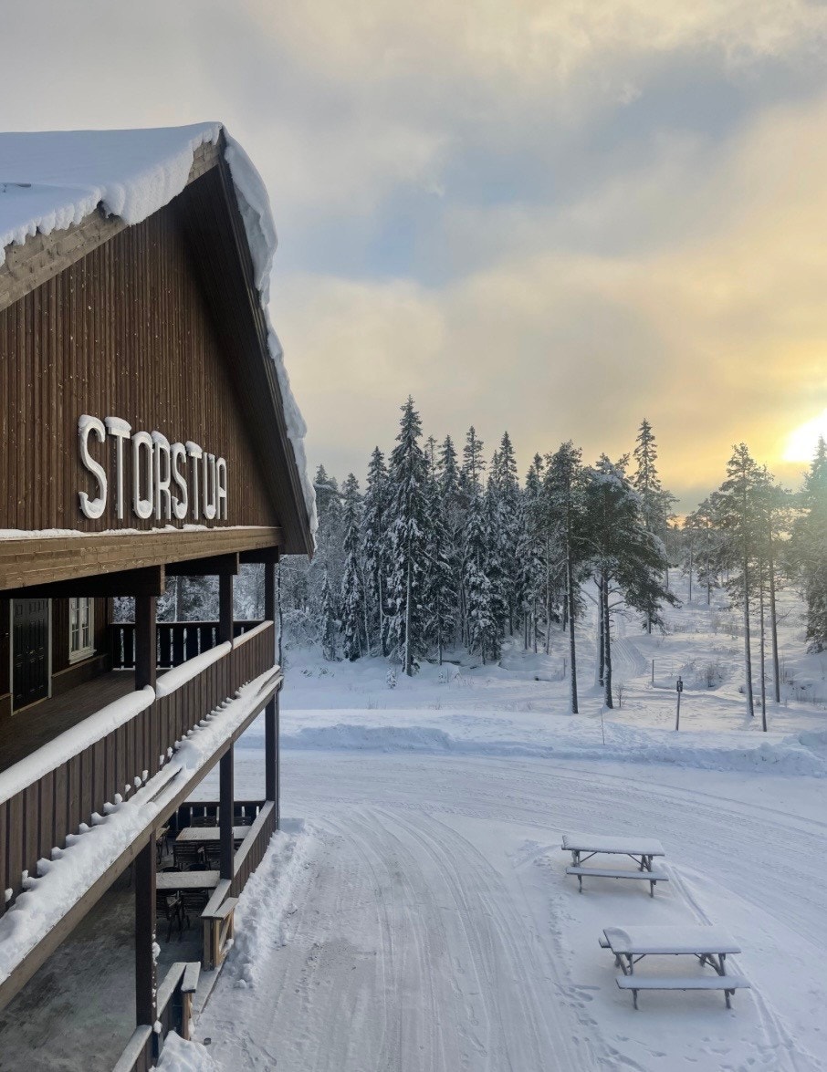 Storstua har blitt et samlingspunkt for hyttefolket på Lygna. Her får man servert lokale retter og noe varmt eller kaldt i koppen etter skituren. Galleribilde
