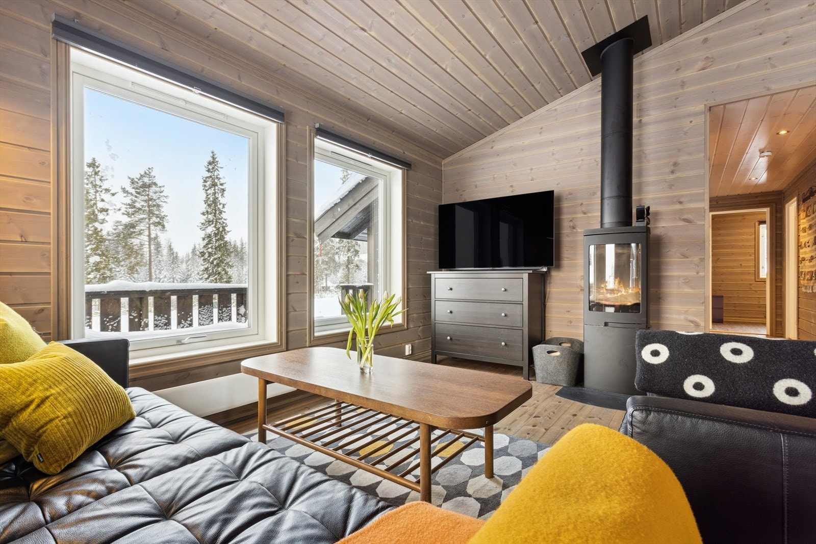 Vedovn i stuen gir effektiv oppvarming og skaper en hyggelig stemning. Galleribilde