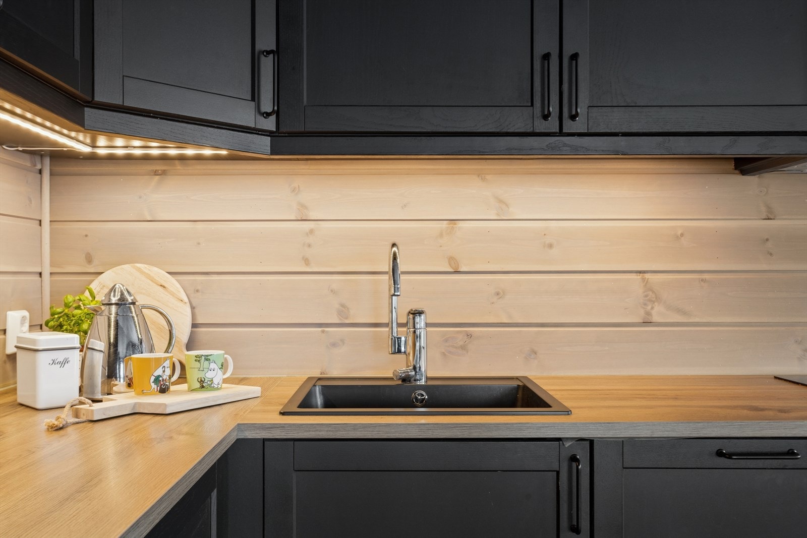 Hvitevarer som kjøl-/fryseskap, oppvaskmaskin, stekeovn og induksjonstopp er integrert i innredningen. Galleribilde