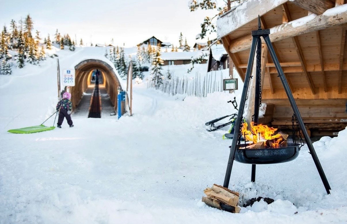 På Lygna finner man også egen akebakke med belteheis, til glede for store og små. Galleribilde