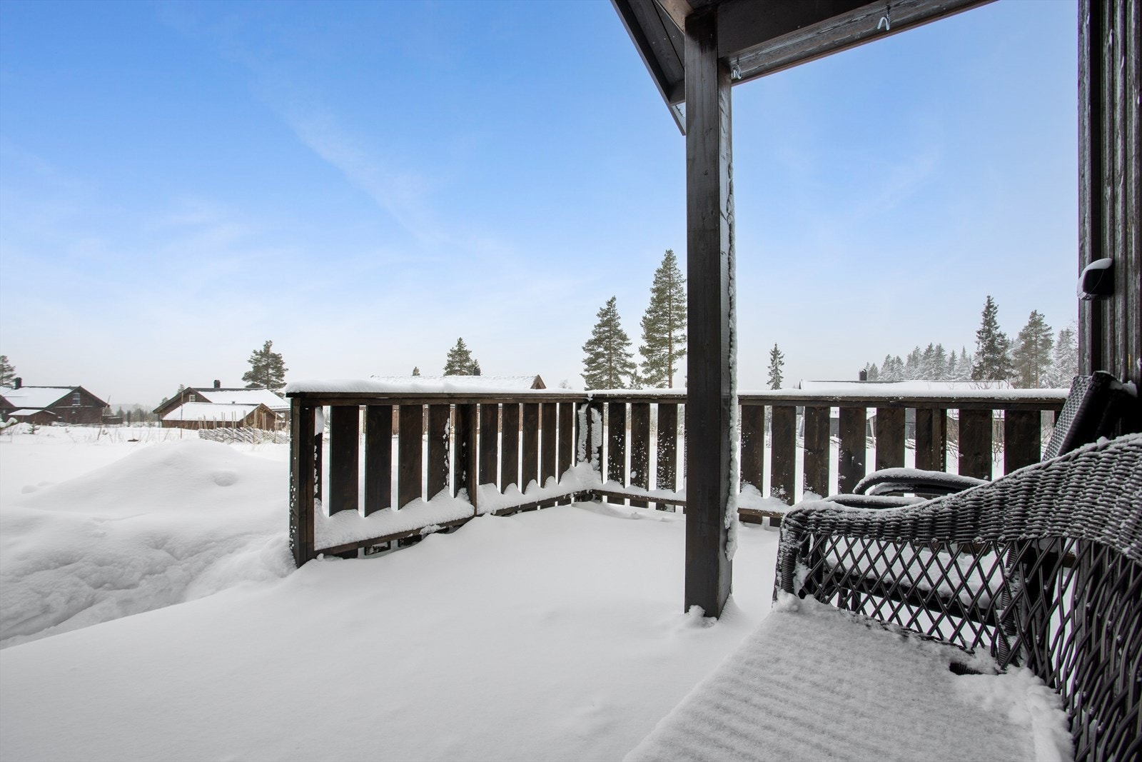 Delvis overbygd terrasse med fin utsikt ut over nærområdet! Galleribilde