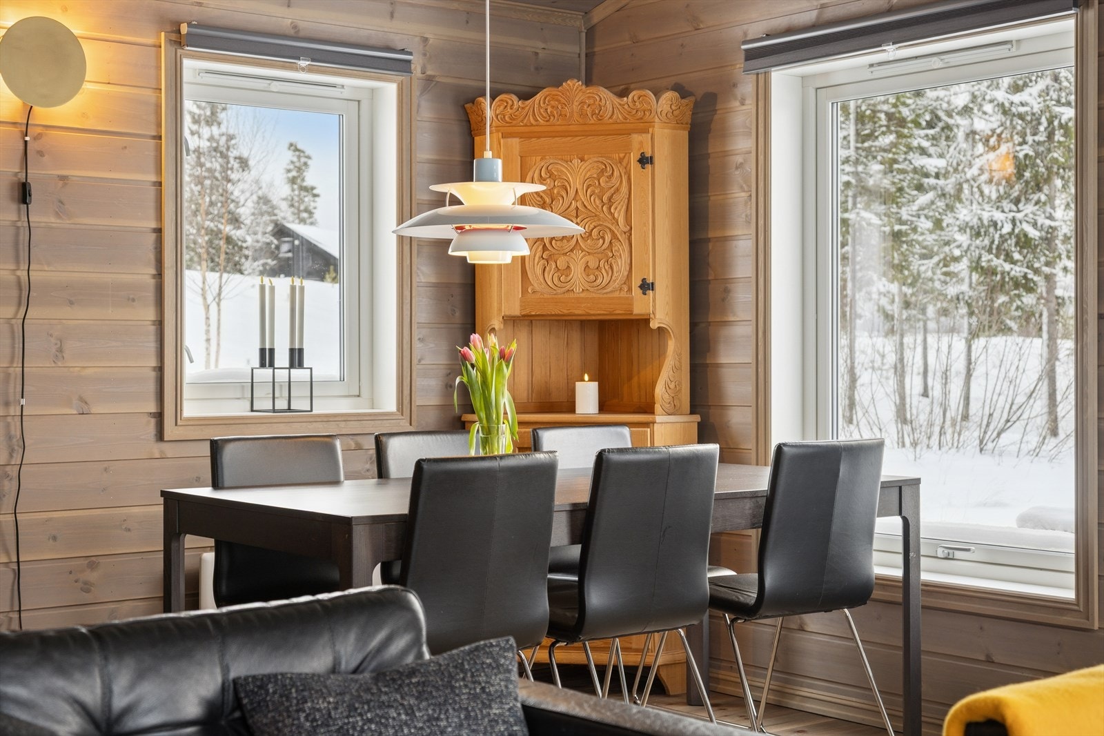 I stuen er det god plass til en sofagruppe med TV-løsning, et spisebord mot kjøkkenet, samt godstolen. Galleribilde